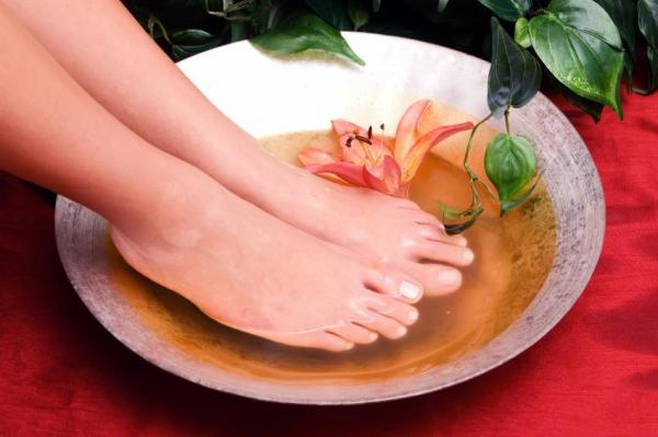 Comment ramollir les ongles des pieds rapidement ? - France Manucure