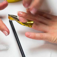 Comment coller des faux ongles sans colle ?